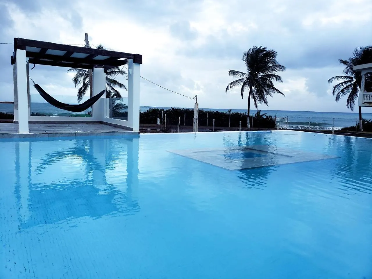 Kontakt z Front Beach Luxury House W/ Infinity Pool